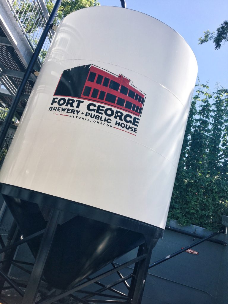 Bạn thích uống bia và thưởng thức cảm giác ấm áp của những quán rượu? Thì hãy ghé thăm Fort George Brewery + Public House tại Astoria. Nhà máy sản xuất bia chất lượng, không gian quán rượu công cộng tuyệt vời sẽ làm bạn hài lòng đấy! 